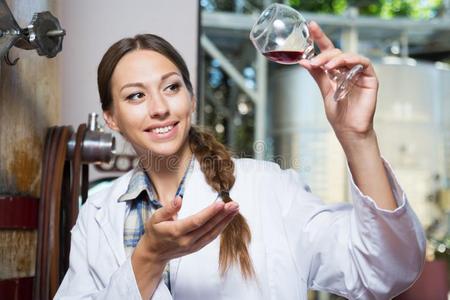 阿拉伯語醫(yī)生收到了工資日的概念。 穆斯林醫(yī)生在辦公室里數(shù)美元。 阿拉伯醫(yī)生持有金錢醫(yī)療咨詢。 醫(yī)院概念。 健康的概念。 醫(yī)療保健相似素材圖片第13頁-攝圖新視界