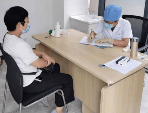 職工身邊的健康服務(wù)點(diǎn)來了，松江園區(qū)打造便捷健康咨詢服務(wù)